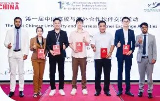 发放荣誉证书(老挝)